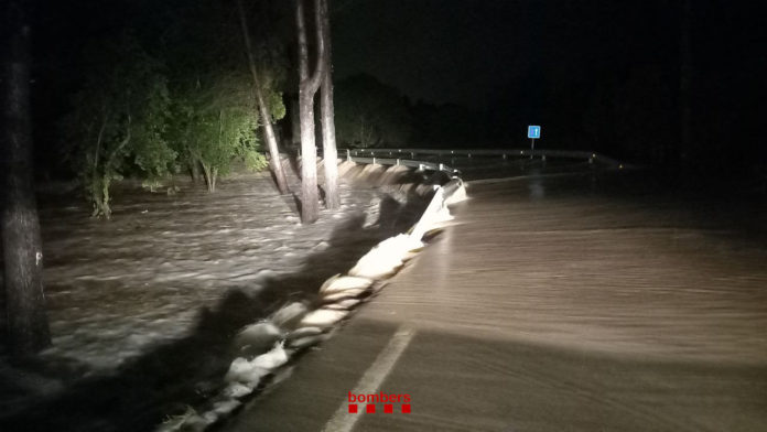 Carretera inundada por la DANA que ha azotado estos dos últimos días Cataluña.