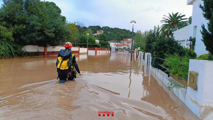 Bombero de la Generalitat ayudando en las inundaciones registradas en La Mòra.