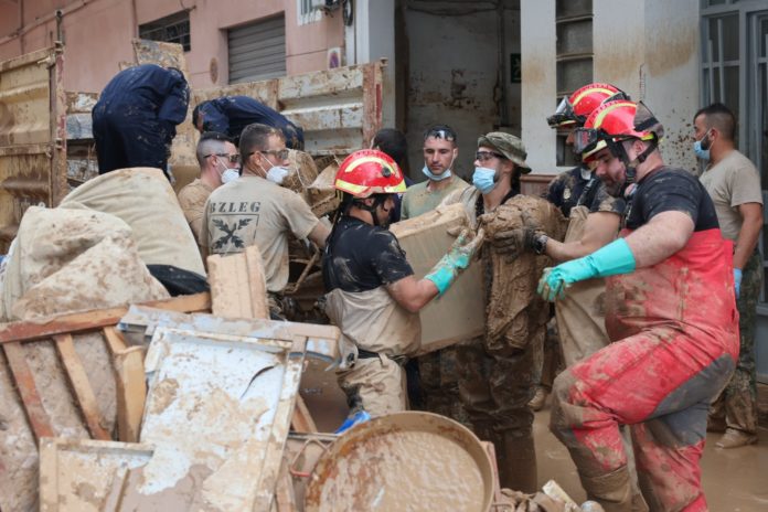 Miembros de las Fuerzas Armadas rescatan a varias personas en Valencia