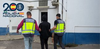 Momento en el que la Policía Nacional detiene a un joven de 21 años en Olot por distribución de pornografía infantil