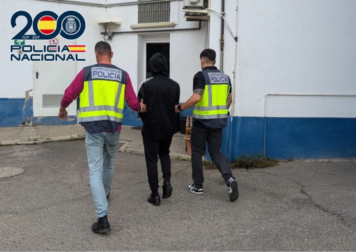 Momento en el que la Policía Nacional detiene a un joven de 21 años en Olot por distribución de pornografía infantil