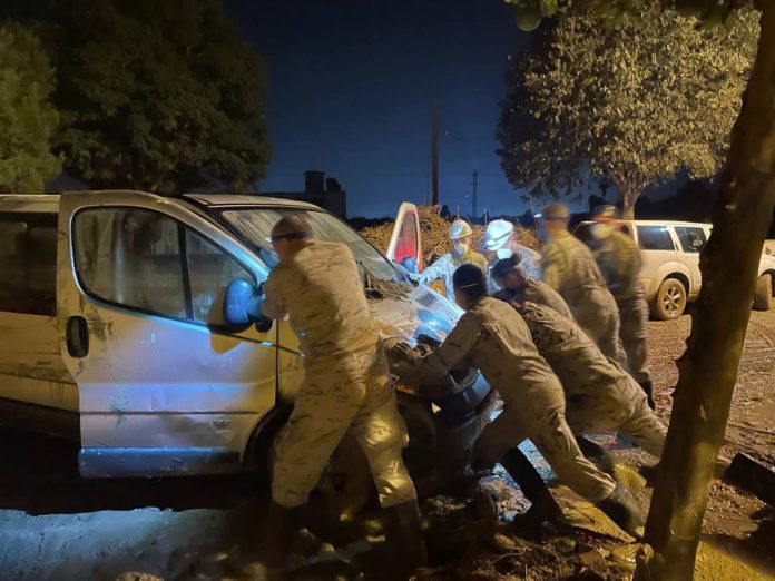 Miembros de la Agrupación ACAR Getafe realizan labores de limpieza y retirada de vehículos en Algemesí.