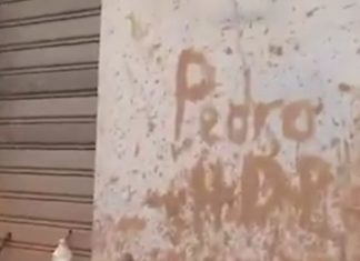 Una pintada de "Pedro HDP" en una pared destrozada por la DANA que arrasó parte de la Comunidad Valenciana el pasado 29 de octubre