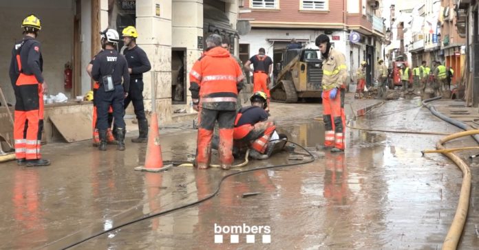 Bomberos de la Generalitat trabajando en uno de los municipios afectados por la DANA en la Comunidad Valenciana.