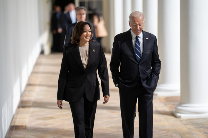 La derrotada Kamala Harris junto al todavía presidente norteamericano, Joe Biden.