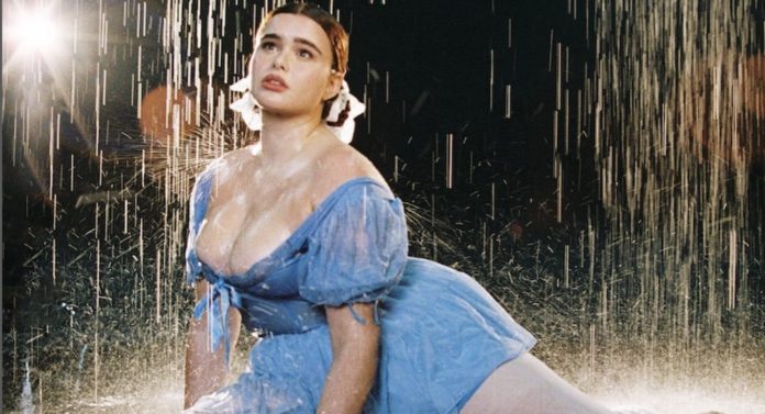 La modelo y actriz Barbie Ferreira cuando defendía el movimiento body positive.