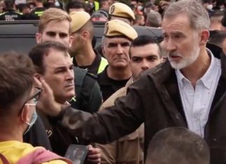 El Rey Felipe VI rodeado de vecinos de Paiporta increpándole