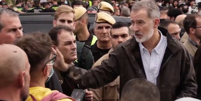 El Rey Felipe VI rodeado de vecinos de Paiporta increpándole