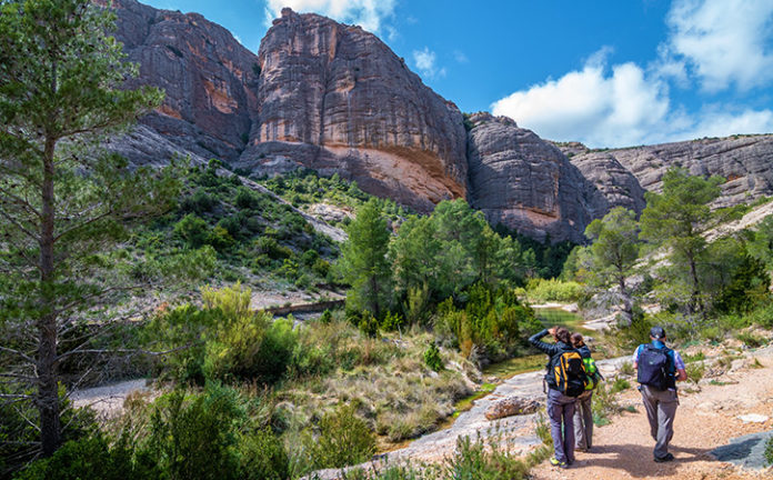 Excursionistas junto a las Roques del Benet, en el Parque Natural dels Ports.