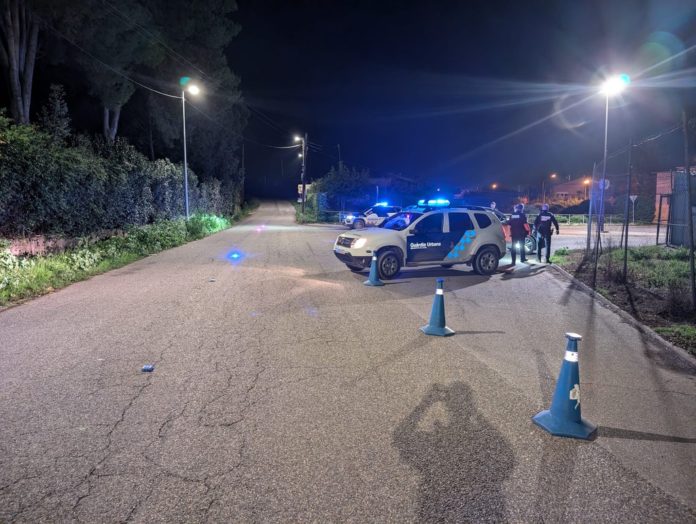 Vehículo de la Guardia Urbana de Lleida en un control nocturno para evitar robos en domicilios