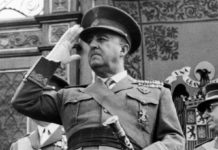 El dictador Francisco Franco durante un desfile militar.