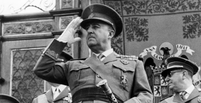 El dictador Francisco Franco durante un desfile militar.