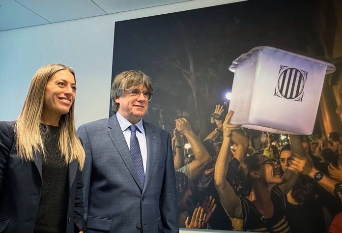 La diputada de Junts Miriam Nogueras junto al presidente del partido y fugado de la Justicia, Carles Puigdemont.