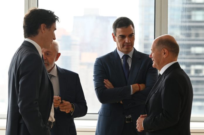 Pedro Sánchez conversando con otros líderes europeos