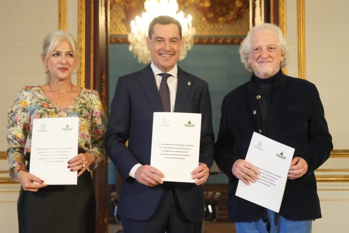 La consejera de Cultura de Andalucía, Patricia Del Pozo, Juanma Moreno y el representante de la fundación Alejandro Rojas Marcos.