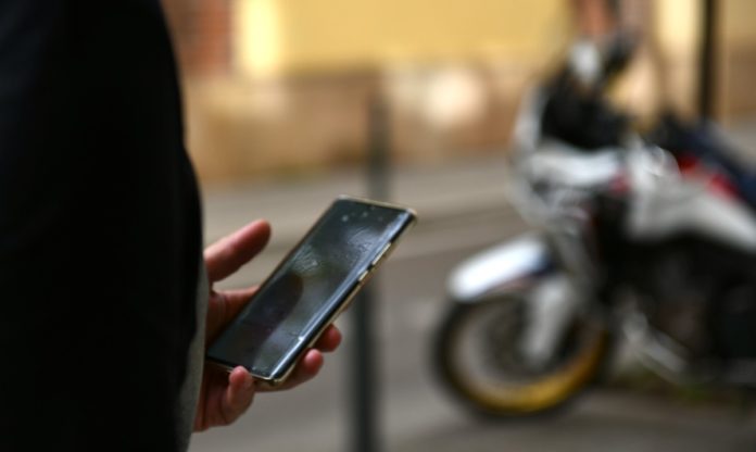 Hombre con un teléfono móvil en la mano.