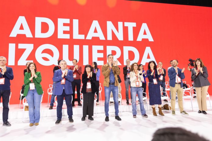 Pedro Sánchez rodeado de sus fieles en la celebración del 41 Congreso del partido.