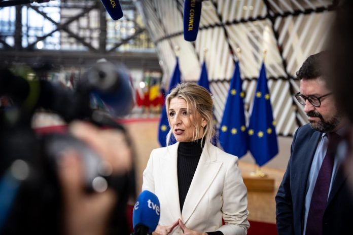 La vicepresidenta del Gobierno, Yolanda Díaz, en una rueda de prensa ofrecida en Bruselas.