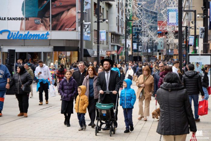 El rabino Kuty Kalmenson y su familia paseando por el centro de Andorra.