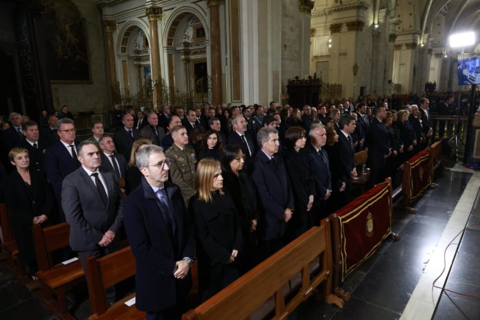 Cargos públicos y autoridades sentados en las primeras filas de la Catedral de Valencia para asistir al funeral por las víctimas de la DANA del pasado 29 de octubre.