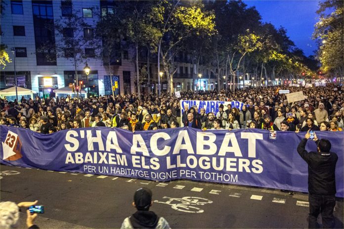 Manifestación en Barcelona por una vivienda digna y unos precios de alquiler asequibles.