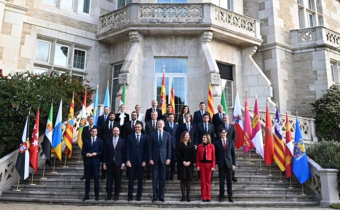 Pedro Sánchez posando junto a los presidentes autonómicos tras la XXVII Conferencia de Presidentes Autonómicos