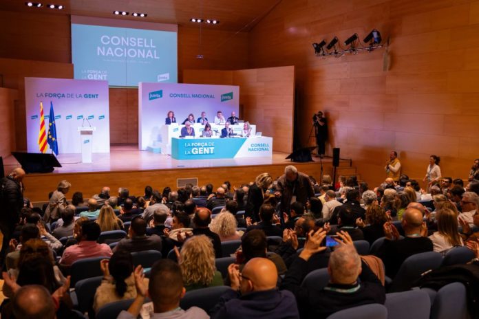 Escenario y sala en la que se ha celebrado el Consell Nacional de Junts en la localidad de Vila-Seca.