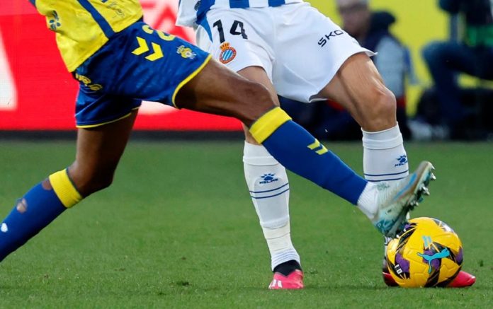 Las piernas de un jugador de Las Palmas y otro del Espanyol durante el partido disputado este domingo.