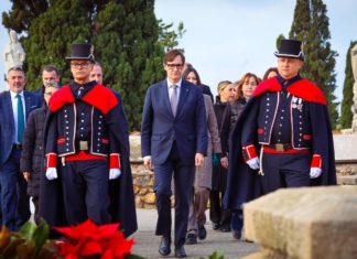 El presidente de la Generalitat, Salvador Illa, rodeado de Mossos de gala en el homenaje a Francesc Macià.