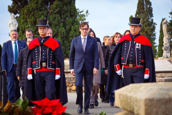 El presidente de la Generalitat, Salvador Illa, rodeado de Mossos de gala en el homenaje a Francesc Macià.