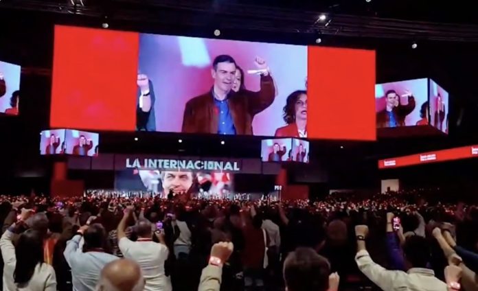 Socialistas cantando La Internacional en la clausura del 41 Congreso del PSOE, celebrado este fin de semana en Sevilla.