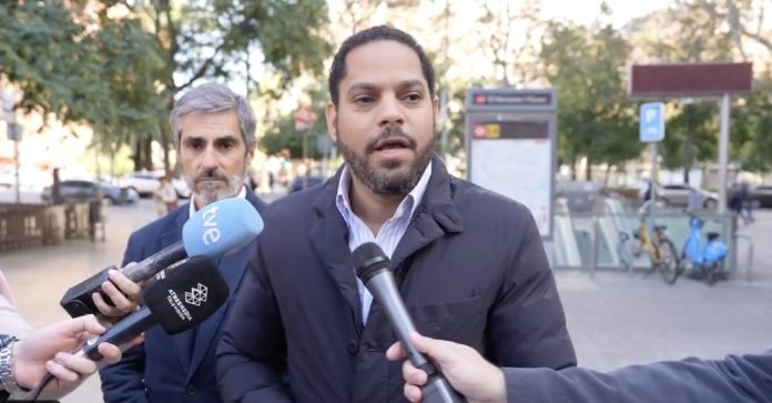 El líder de VOX en Cataluña y secretario general de la formación en España, Ignacio Garriga, durante la rueda de prensa ofrecida este miércoles.