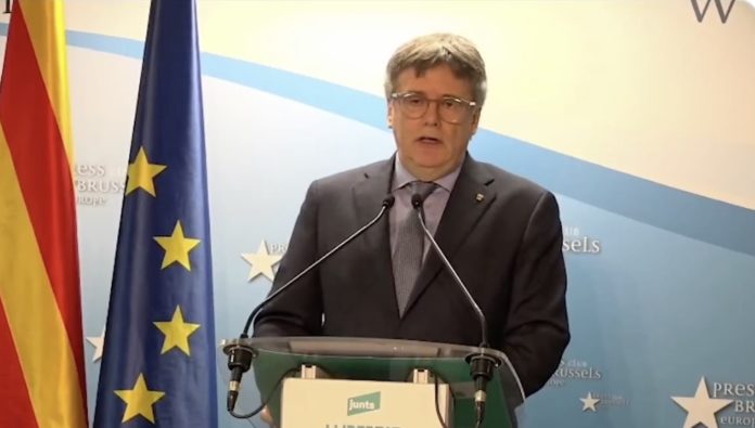 El líder de Junts, Carles Puigdemont, en una rueda de prensa que ha ofrecido desde Bruselas junto a las banderas de la UE y Cataluña.