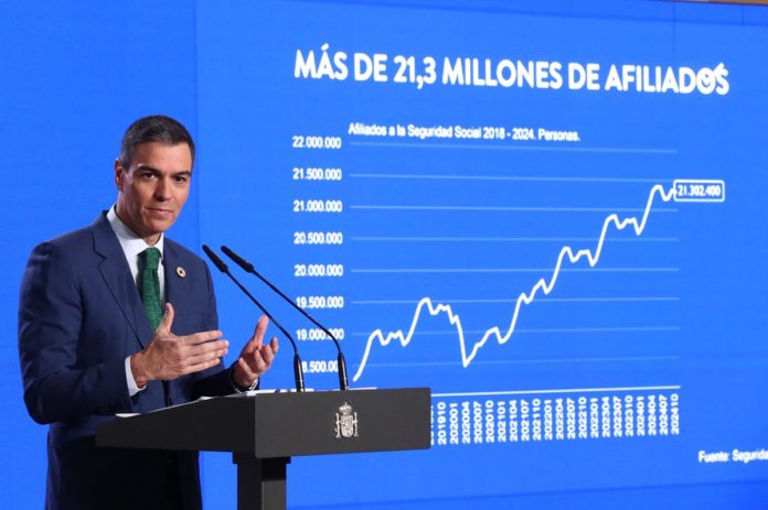 El presidente Pedro Sánchez durante su intervención del lunes para hacer balance del año y delante de un gráfico sobre los afiliados a la Seguridad Social en este 2024.