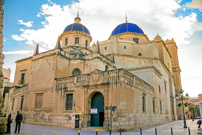 Exterior de la Basílica de Santa María de Elche.