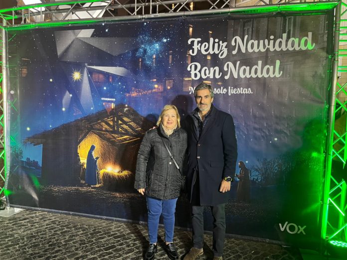 El líder de VOX en el Ayuntamiento de Barcelona, Gonzalo de Oro, junto a una simpatizante en Plaça Sant Jaume.