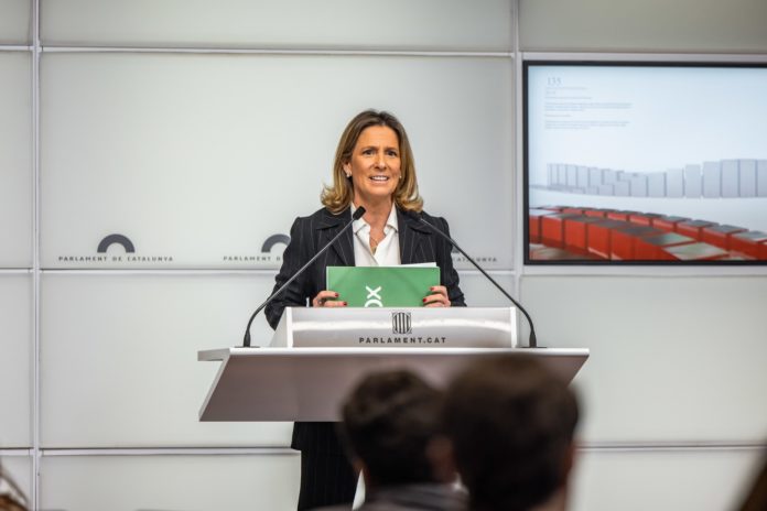 La diputada autonómica de VOX María García dando una rueda de prensa en el Parlament catalán.