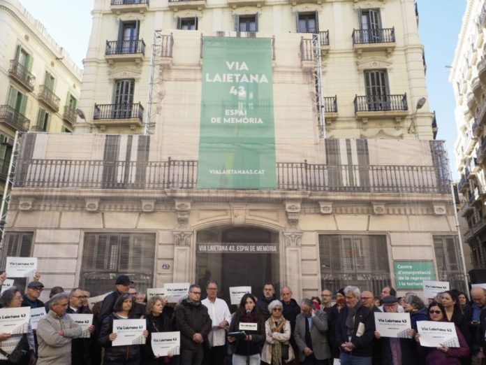 Miembros del colectivo Iridia ante la comisaría de la Policía Nacional de la Via Laietana, en Barcelona.