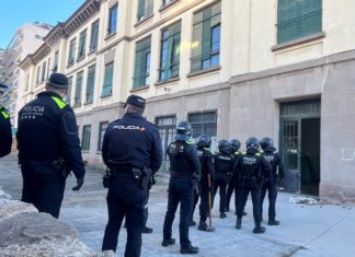 Agentes de la Guardia Urbana de Badalona a las puertas del antiguo colegio Lola Anglada, minutos antes de proceder a la desocupación del mismo.