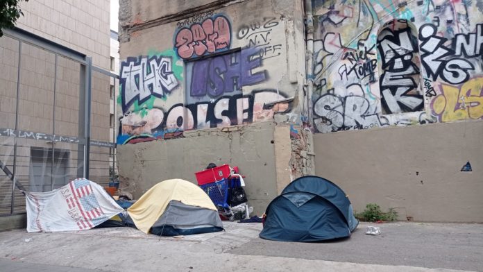 Tiendas de campaña en el barrio del Raval de Barcelona.