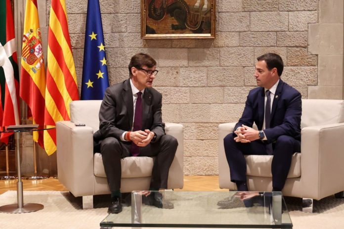 El presidente del Govern, Salvador Illa, y el lehendakari Imanol Pradales, en el Palau de la Generalitat.