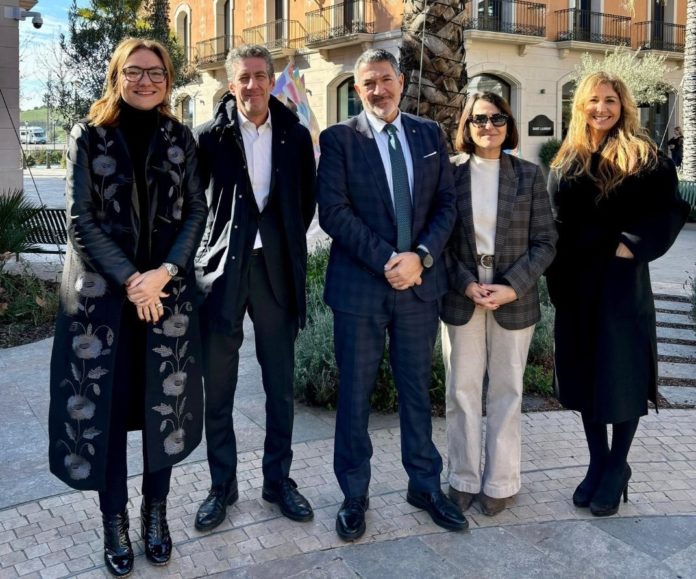 En el centro, el conseller de Empresa, Miquel Sèmper, durante su visita a La Roca Village.