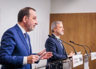 En primer término, el conseller de Justicia, Ramon Espadaler, y, detrás, el alcalde de Barcelona, Jaume Collboni, durante la rueda de prensa ofrecida tras el encuentro.