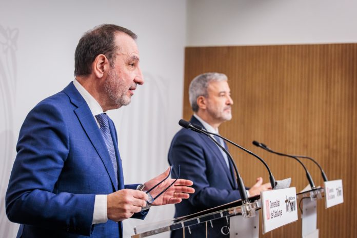 En primer término, el conseller de Justicia, Ramon Espadaler, y, detrás, el alcalde de Barcelona, Jaume Collboni, durante la rueda de prensa ofrecida tras el encuentro.