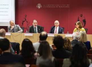 De izquierda a derecha, el presidente del CICAC, Joan Martínez; el conseller de Justicia, Ramon Espadaler; el decano del ICAB, Jesús María Sánchez, y la directora de Derecho de la conselleria, Imma Barral.