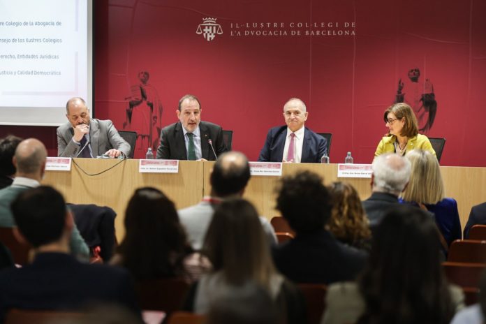 De izquierda a derecha, el presidente del CICAC, Joan Martínez; el conseller de Justicia, Ramon Espadaler; el decano del ICAB, Jesús María Sánchez, y la directora de Derecho de la conselleria, Imma Barral.