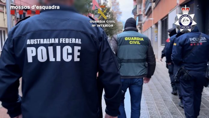 De izquierda a derecha, agentes de la Policía Federal de Australia, Guardia Civil y Mossos.