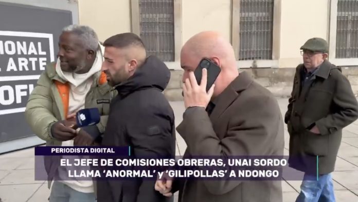 Captura de pantalla del vídeo publicado por Bertrand Ndongo en su perfil de X y en la que se observan, de izquierda a derecha, al periodista, al escolta del líder de CCOO y a Unai Sordo.