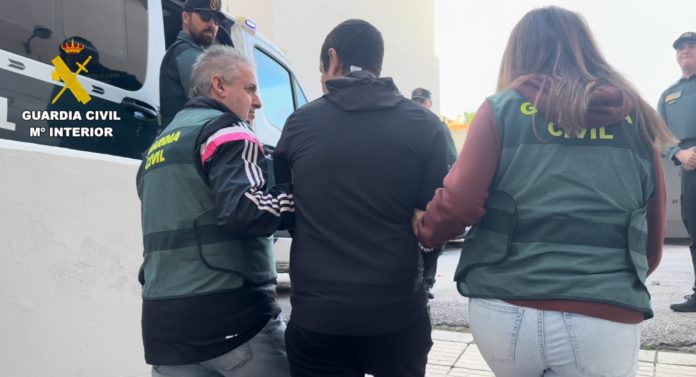 Agentes de la Guardia Civil trasladan al hombre detenido por el presunto homicidio de una mujer alemana a la que había conocido el día anterior en Barcelona.