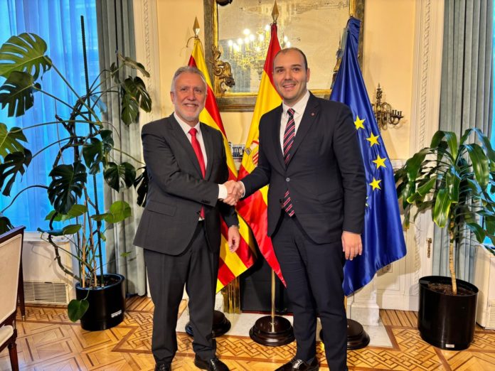 A la izquierda, el ministro de Política Territorial, Ángel Víctor Torres, y, a la derecha, el conseller catalán de Presidencia, Albert Dalmau, en la sede del ministerio en Madrid.